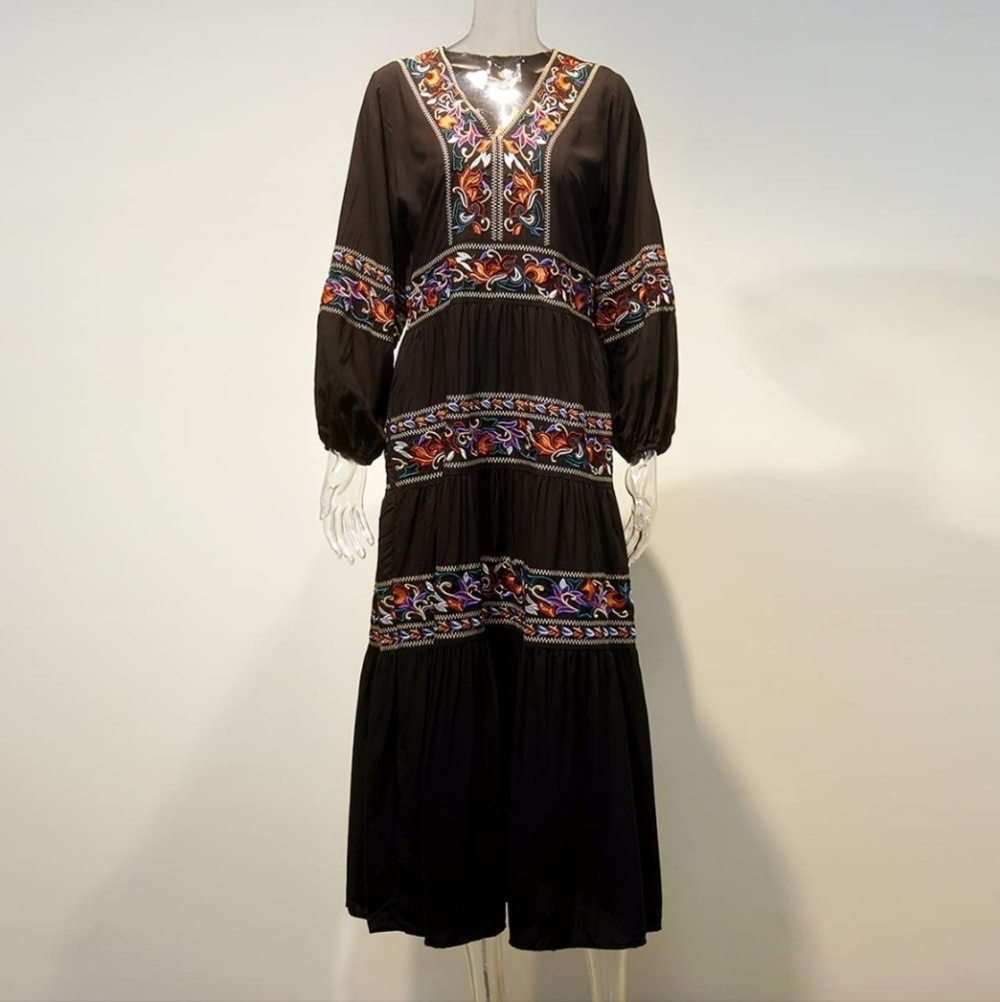 Chic Black Maxi Dress with Colorful Embroidery - Picture 6 of 15